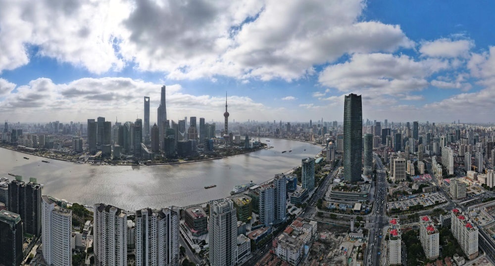 從上海虹口區(qū)北外灘空中俯瞰中國（上海）自由貿(mào)易試驗區(qū)陸家嘴片區(qū)（2023年1月10日攝，無人機全景照片）。新華社記者 方喆 攝