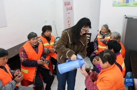 12月16日，在浙江省湖州市德清縣乾元鎮(zhèn)環(huán)衛(wèi)工人愛心驛站，志愿者為環(huán)衛(wèi)工人倒紅糖姜茶。