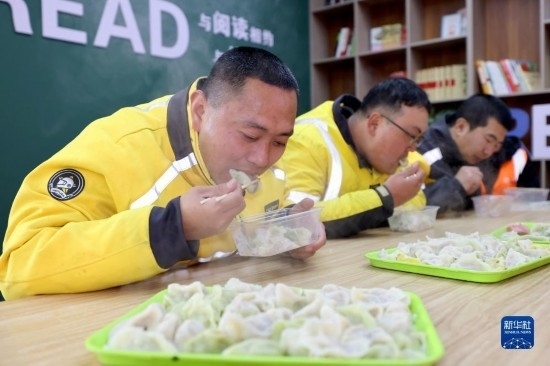 12月16日，在山東省棗莊市市中區(qū)城管藍(lán)職工志愿服務(wù)驛站，戶外勞動(dòng)者吃上熱氣騰騰的水餃。