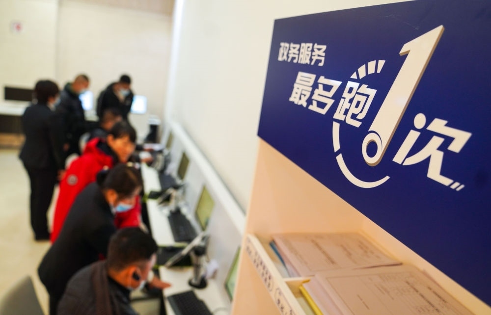 在吉林省長春市二道區(qū)政務服務中心輔助填報區(qū)，市民在工作人員的輔助下進行事項填報（2020年11月23日攝）。新華社記者 許暢 攝