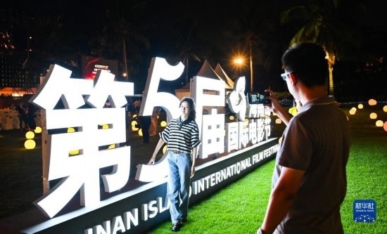 12月16日，觀眾在第五屆海南島國際電影節(jié)開幕式現(xiàn)場拍照留念。