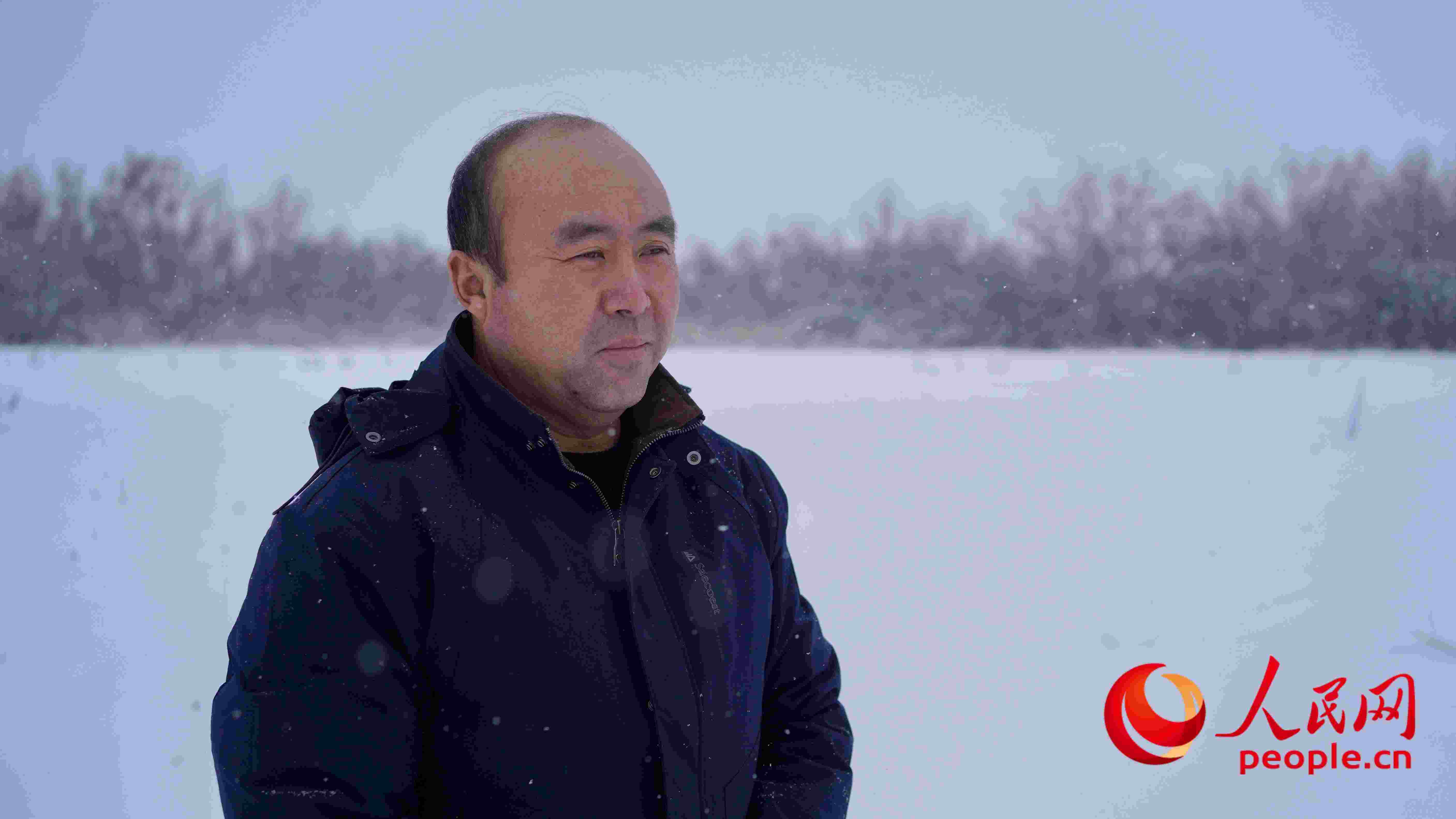 馬曉華回憶當(dāng)年和父親一起種樹的情形，滿是懷念。人民網(wǎng) 周靜圓攝