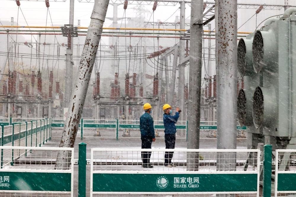 △國(guó)網(wǎng)壽光市供電公司變電運(yùn)維人員在檢查變電站積雪情況。