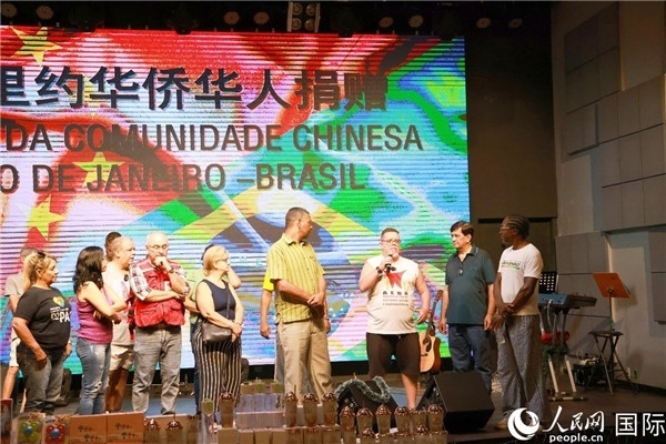 兒童殘障教育中心負(fù)責(zé)人胡里奧向捐贈(zèng)方表示感謝。人民網(wǎng)記者 陳海琪攝