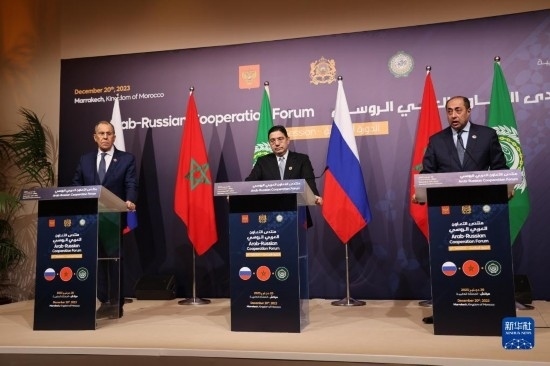 12月20日，在摩洛哥南部城市馬拉喀什舉行的第六屆阿拉伯-俄羅斯合作論壇主議程結(jié)束后，俄羅斯外交部長(zhǎng)拉夫羅夫、摩洛哥外交大臣布里達(dá)、阿拉伯國(guó)家聯(lián)盟（阿盟）副秘書長(zhǎng)胡薩姆·扎基（從左至右）出席記者會(huì)。新華社記者霍晶攝
