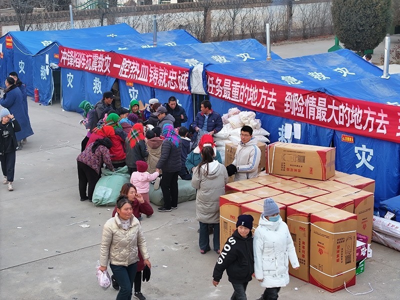草灘村安置點外。賀勇攝。