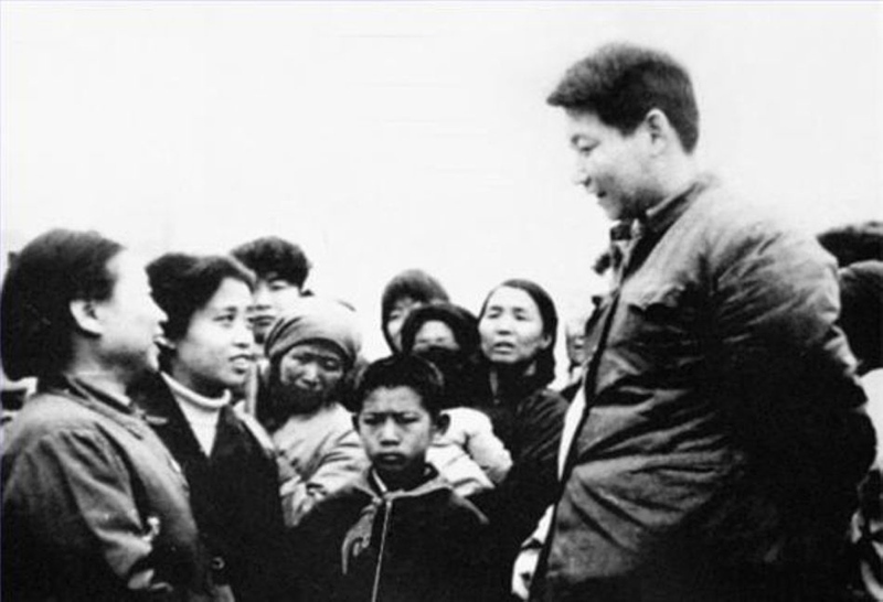 1983年，時任中共正定縣委書記的習(xí)近平同趙村群眾交談。