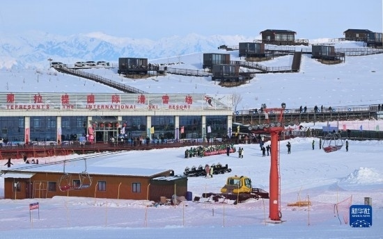 隨著新雪季的到來(lái)，那拉提國(guó)際滑雪場(chǎng)迎來(lái)眾多游客（(12月21日攝）。