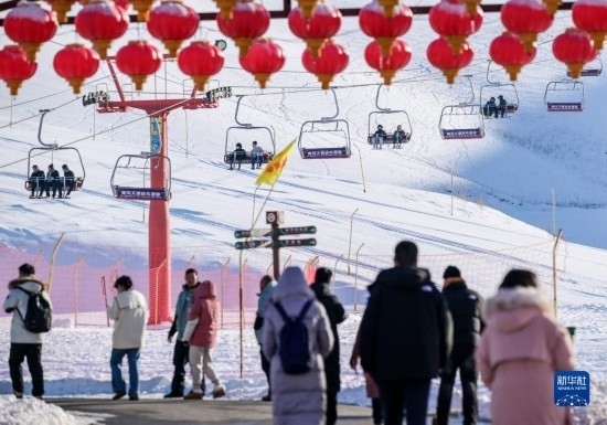 12月21日，那拉提國(guó)際滑雪場(chǎng)迎來(lái)眾多游客。