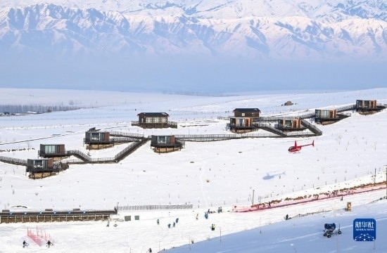 那拉提國(guó)際滑雪場(chǎng)旁新近落成的雪景星空民宿（12月21日攝）。
