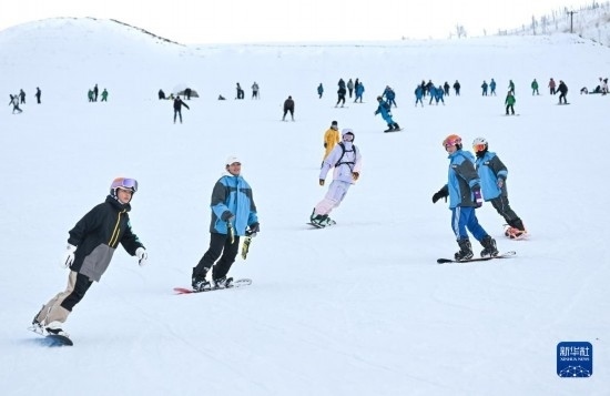 12月21日，游客在那拉提國(guó)際滑雪場(chǎng)滑雪。
