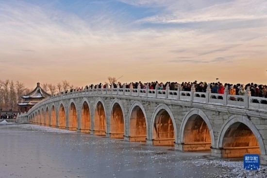 這是12月22日拍攝的頤和園十七孔橋“金光穿洞”景象。