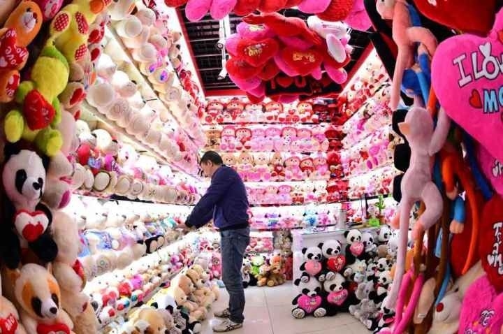 商戶在店鋪內(nèi)整理毛絨玩具。共享聯(lián)盟·義烏 呂斌 攝