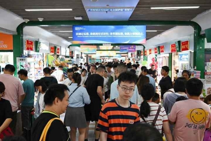 國(guó)慶長(zhǎng)假期間，“世界超市”摩肩接踵。共享聯(lián)盟·義烏 吳峰宇 攝