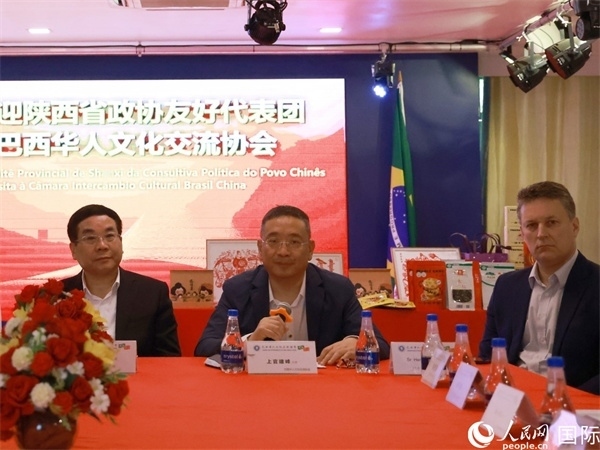 巴西華人文化交流協(xié)會主席上官建峰（中）在座談會上發(fā)言。人民網(wǎng)記者 陳海琪攝