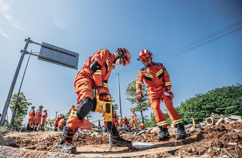 周彩琪和隊友在救援現(xiàn)場。受訪者供圖