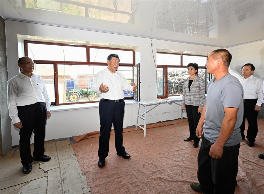 2023年9月7日，在遭受洪澇災(zāi)害的黑龍江尚志市老街基鄉(xiāng)龍王廟村，習(xí)近平總書記走進(jìn)村民楊春貴家中，察看受損房屋修繕情況。