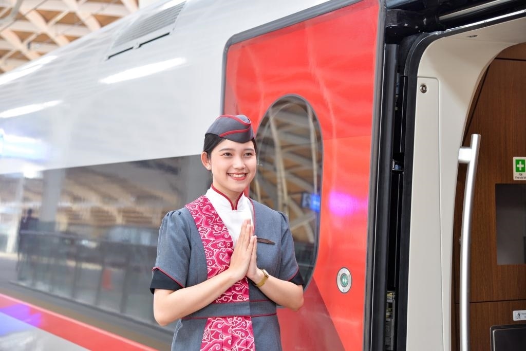 12月12日，乘務(wù)人員在印度尼西亞雅加達的哈利姆車站站臺歡迎乘坐雅萬高鐵的乘客。新華社記者徐欽攝