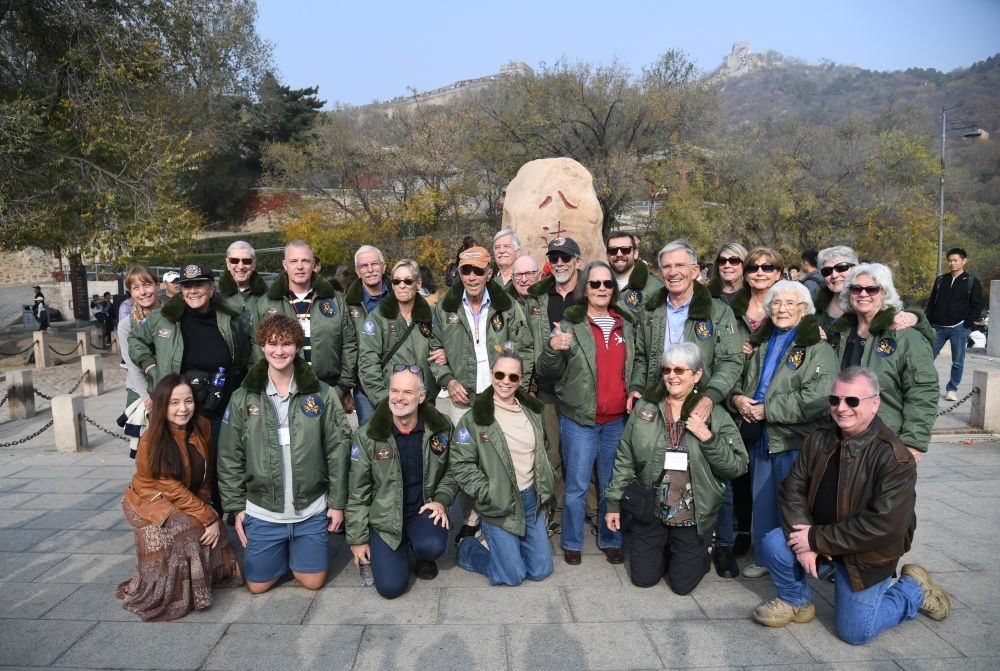 2023年10月29日，飛虎隊(duì)老兵莫耶一行人在北京八達(dá)嶺長(zhǎng)城合影留念。當(dāng)日，美中航空遺產(chǎn)基金會(huì)訪華代表團(tuán)成員陸續(xù)抵達(dá)北京。新華社記者 任超 攝