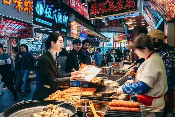 當(dāng)?shù)劂y行工作人員向個體經(jīng)營者介紹金融服務(wù)。受訪者供圖