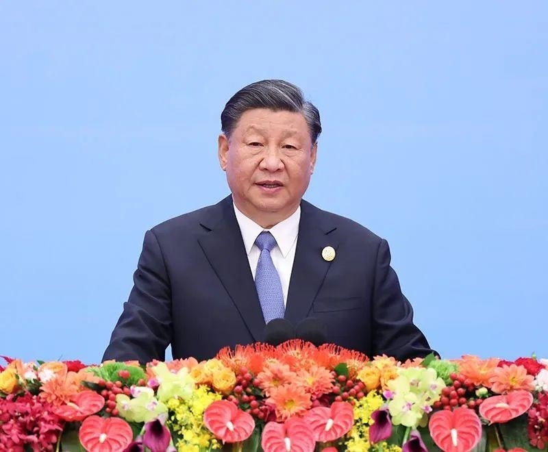 10月18日上午，習(xí)近平主席在北京人民大會(huì)堂出席第三屆“一帶一路”國(guó)際合作高峰論壇開(kāi)幕式并發(fā)表題為《建設(shè)開(kāi)放包容、互聯(lián)互通、共同發(fā)展的世界》的主旨演講。