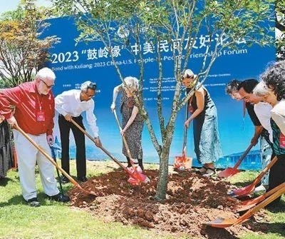 6月，2023“鼓嶺緣”中美民間友好論壇在福建省福州市舉辦。圖為出席“鼓嶺之友”座談會(huì)的中美各界人士在鼓嶺共同植樹(shù)留念。