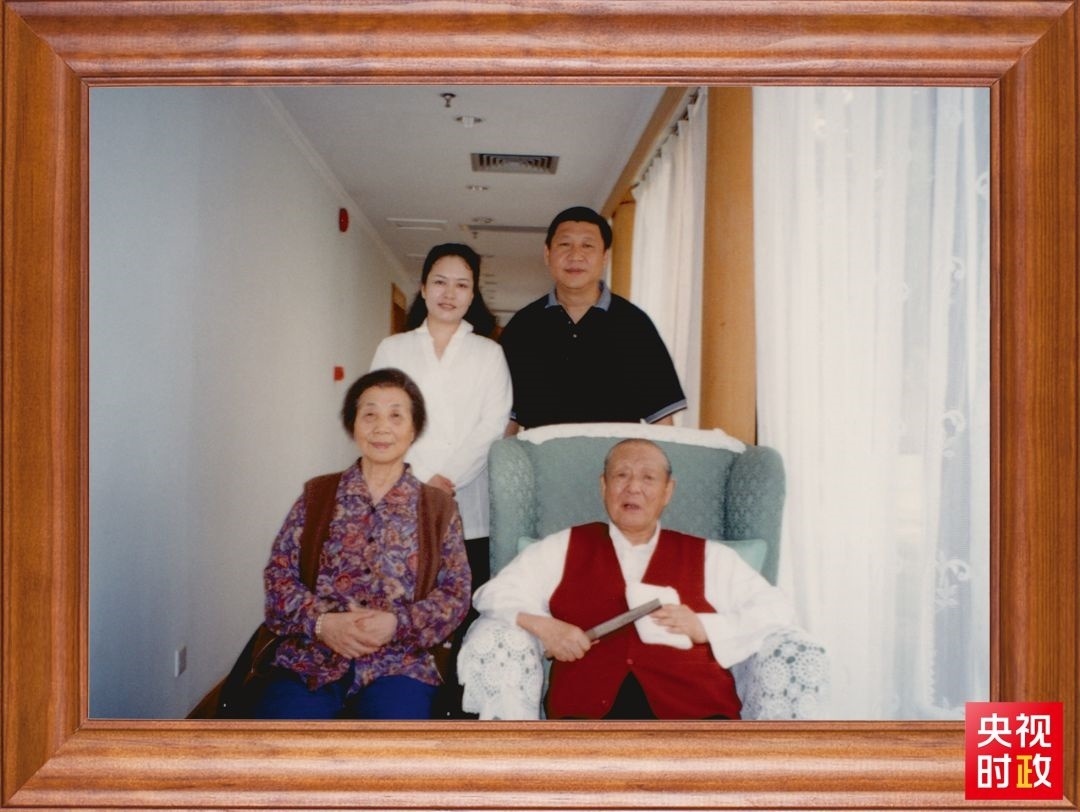 △這是習近平夫婦同父親習仲勛、母親齊心的合影。這張照片第一次出現(xiàn)在他的書架上。