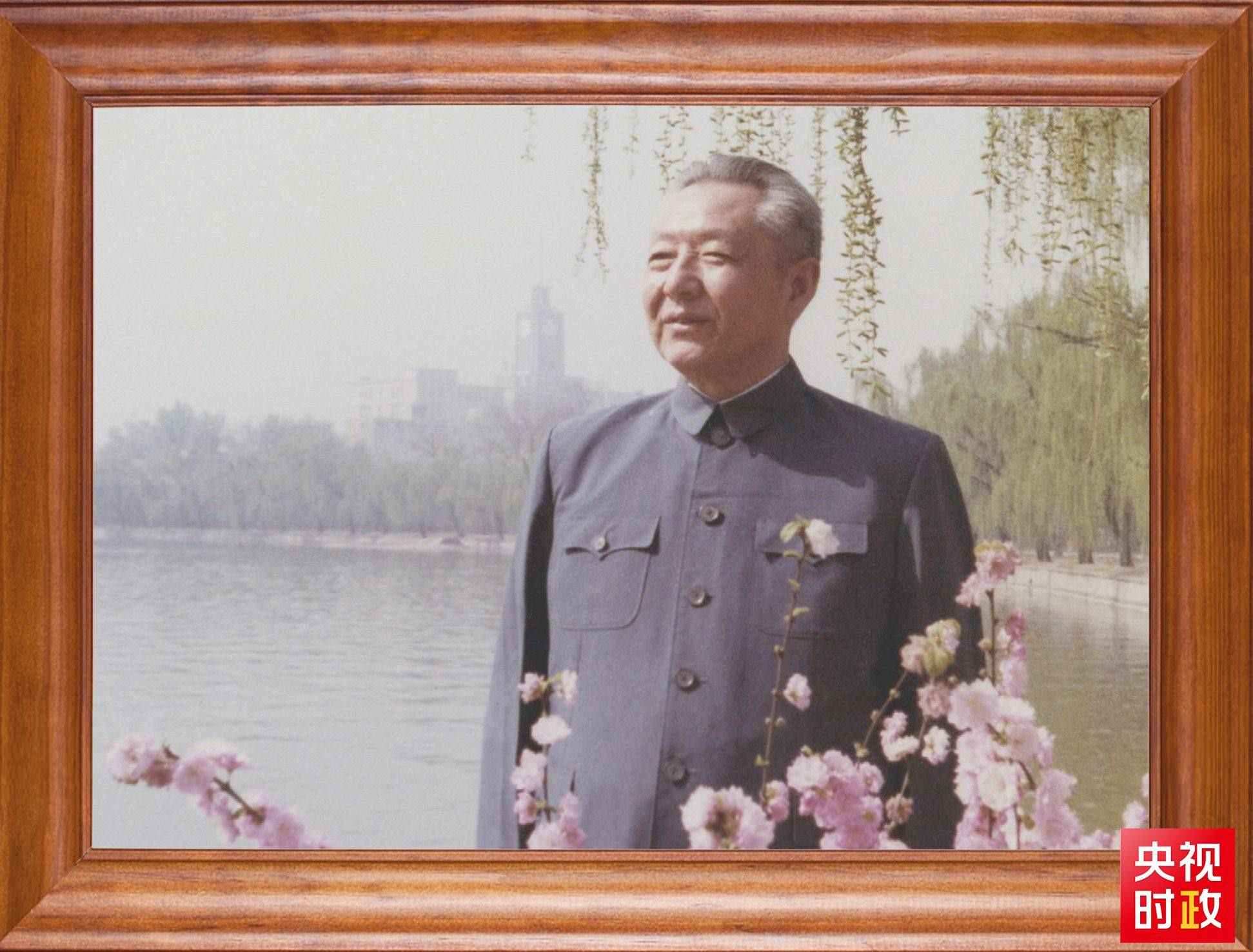 △這是習近平父親習仲勛同志的照片。2023年10月15日，是習仲勛同志誕辰110周年紀念日。這張照片第一次出現(xiàn)在他的書架上。