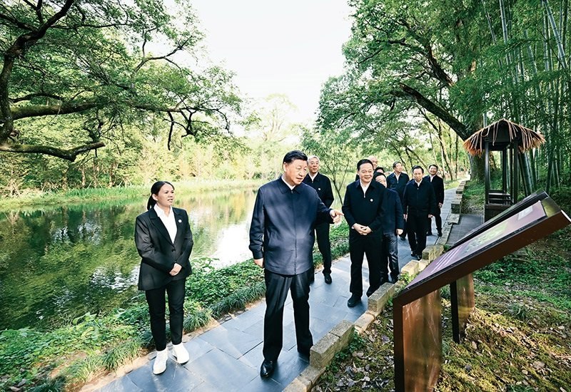 2023年10月10日至13日，中共中央總書記、國家主席、中央軍委主席習近平在江西考察。這是11日下午，習近平在上饒市婺源縣秋口鎮(zhèn)王村石門自然村考察時，了解饒河源國家濕地公園和極度瀕危鳥類藍冠噪鹛保護等情況。 新華社記者 謝環(huán)馳/攝