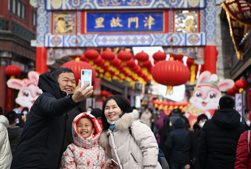 2023年1月26日，農(nóng)歷大年初五，游客在天津古文化街留影。新華社記者 趙子碩 攝