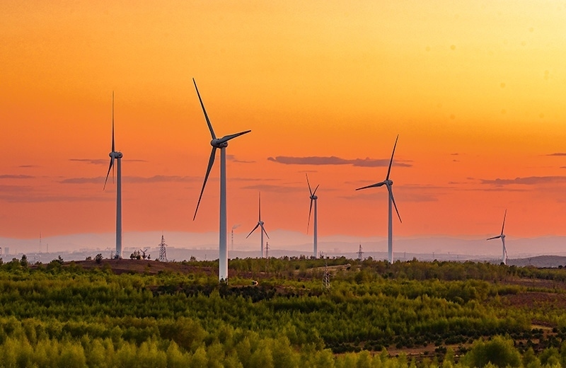 2023年5月23日清晨拍攝的內(nèi)蒙古興安盟烏蘭浩特市呼和馬場(chǎng)風(fēng)力光伏發(fā)電場(chǎng)內(nèi)的風(fēng)機(jī)。