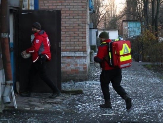  2023年11月25日，烏克蘭紅十字會(huì)救援人員在基輔市一棟遭空襲的居民樓實(shí)施清理和救助工作。新華社發(fā)（羅曼·佩圖什科夫攝）