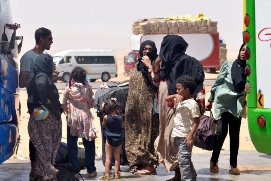  2023年4月27日，在埃及南部與蘇丹交界的阿爾根邊境口岸，人們離開(kāi)蘇丹進(jìn)入埃及境內(nèi)。新華社發(fā)（拉德萬(wàn)攝）