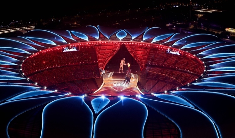 2023年9月23日，最后一棒火炬手汪順和數(shù)字火炬手在杭州亞運會開幕式上點燃主火炬。新華社記者 程婷婷 攝