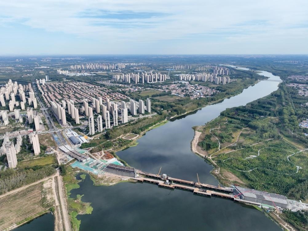 2023年10月拍攝的跨潮白河大橋施工現(xiàn)場。 新華社記者 邢廣利 攝