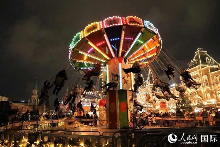 位于莫斯科紅場中央的“古姆”新年集市。人民網(wǎng)記者 隋鑫攝