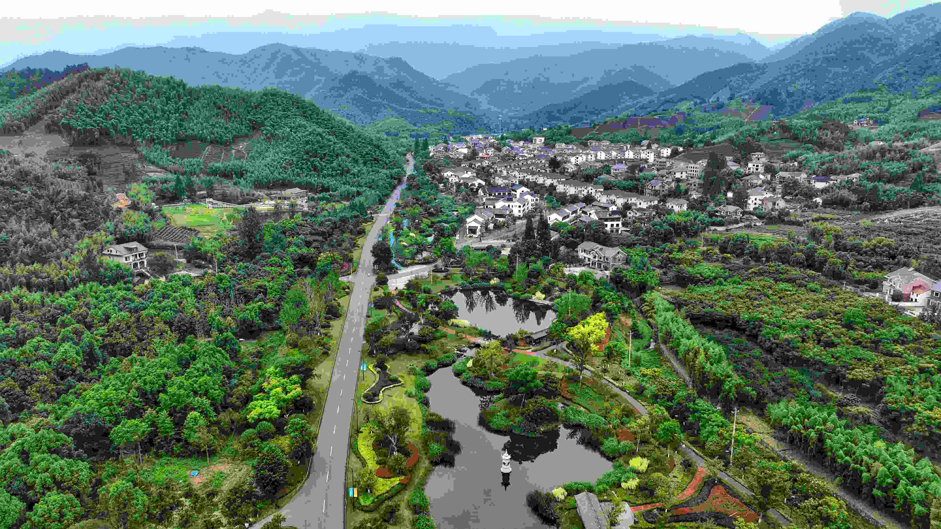 2023年6月6日，杭州余杭區(qū)徑山鎮(zhèn)鄉(xiāng)村，生態(tài)碧水、沿路花海與村莊農(nóng)房相映成趣，構(gòu)成一幅美麗的山水田園畫。