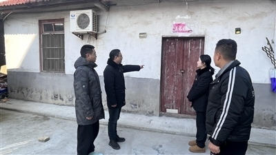 圖②：法官勘察訟爭(zhēng)房產(chǎn)。