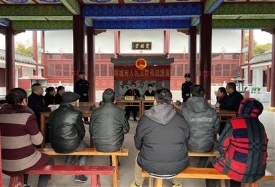  圖③：庭審在謝氏祠堂內(nèi)進(jìn)行。