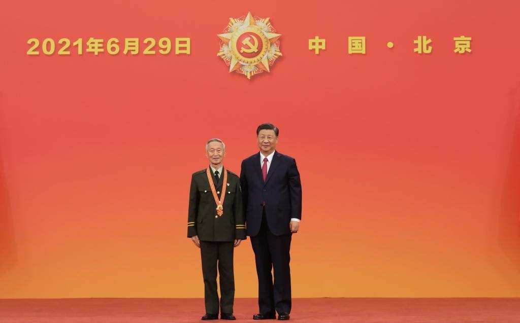 2021年6月29日，習(xí)近平總書(shū)記向“七一勛章”獲得者崔道植頒授勛章。新華社記者 李學(xué)仁 攝