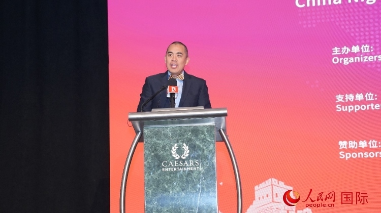 內(nèi)華達州副州長辦公室幕僚長魯?shù)稀づ撩鲌D安在論壇致辭。人民網(wǎng)記者 鄧圩攝