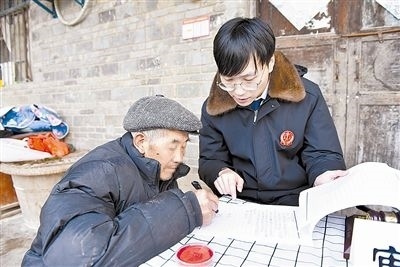  圖③：當(dāng)事人簽署調(diào)解協(xié)議。