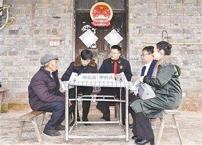 圖②：調(diào)解現(xiàn)場。