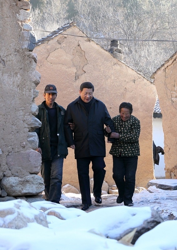 2012年12月30日，習(xí)近平總書記來(lái)到地處深山的河北阜平駱駝灣村，走進(jìn)困難群眾唐宗秀家慰問看望。