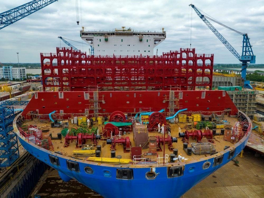 △2023年5月7日，江蘇揚州中遠(yuǎn)海運重工有限公司工人在作業(yè)。