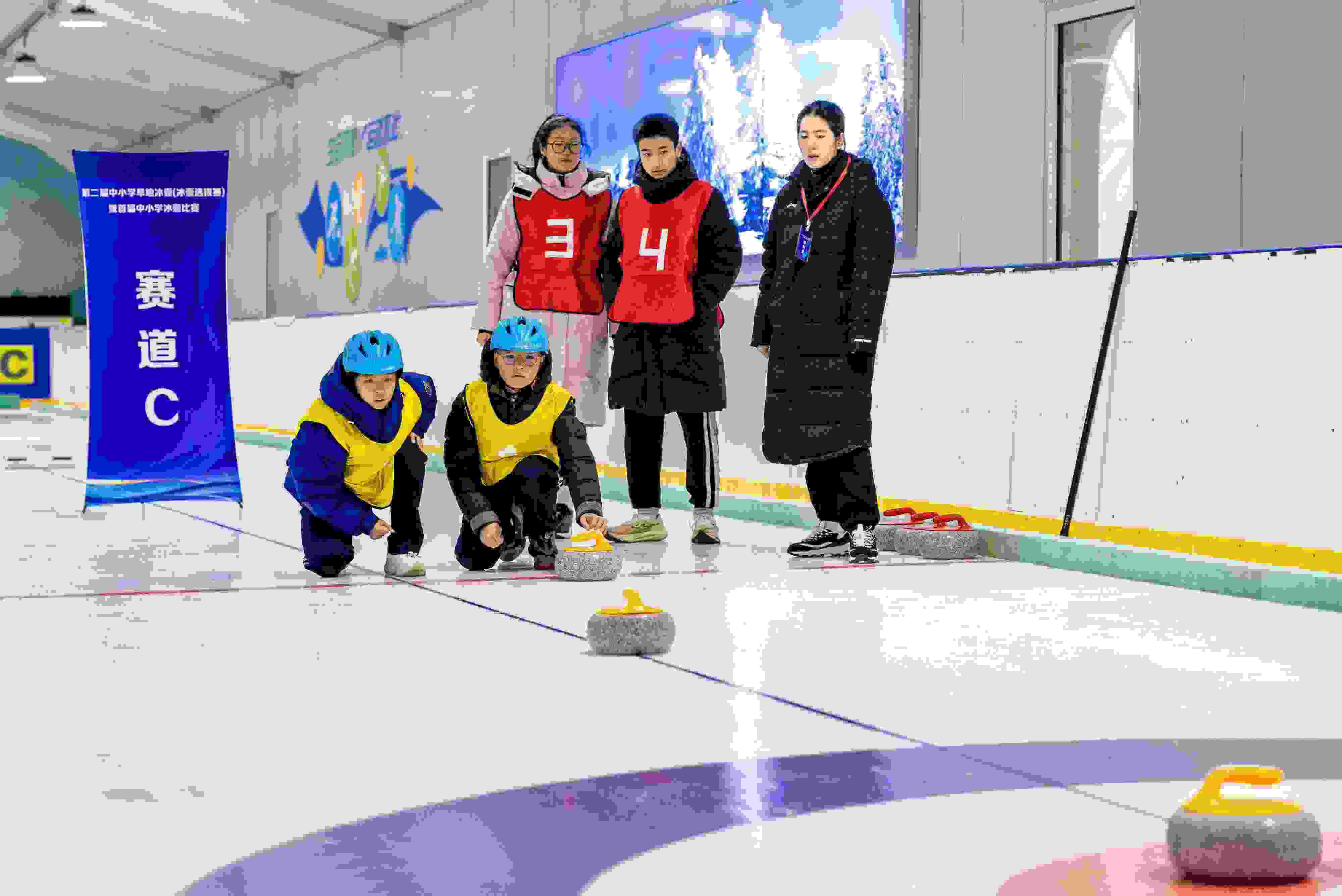 2023年12月10日，參賽選手在呼和浩特首屆中小學(xué)冰壺比賽中投擲冰壺。