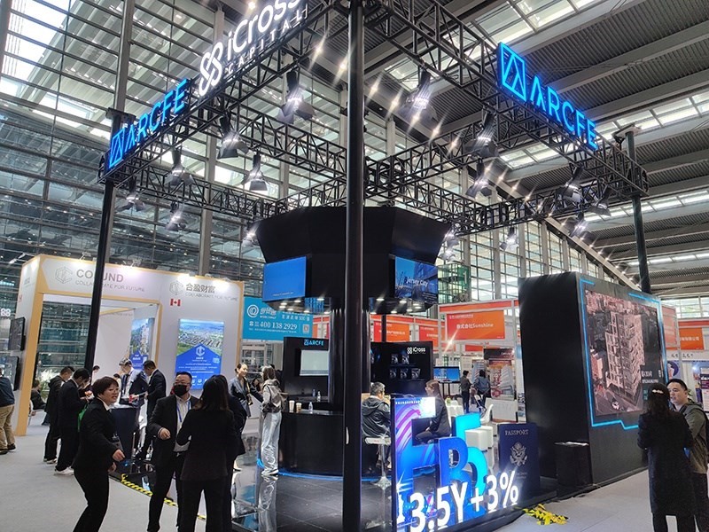 2023年12月16日，第十七屆深圳國(guó)際金融博覽會(huì)在深圳會(huì)展中心開(kāi)幕，近300家金融機(jī)構(gòu)和企業(yè)攜手多款金融產(chǎn)品集中亮相。