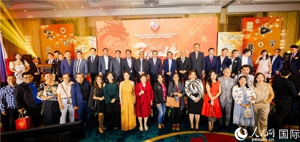 出席駐菲律賓使館2024年新年媒體沙龍部分嘉賓代表合影。人民網(wǎng)記者樊帆 攝