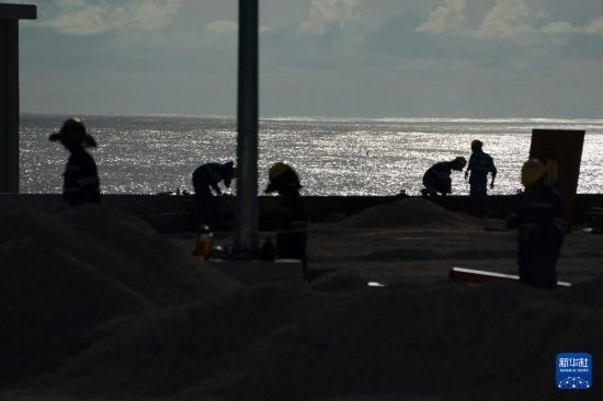 1月18日，工作人員在瑙魯艾沃港碼頭升級(jí)改造項(xiàng)目工地工作。新華社記者 王申 攝