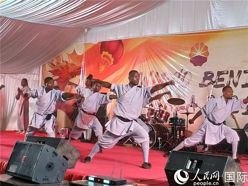 貝寧中國(guó)文化中心武術(shù)隊(duì)在進(jìn)行表演。人民網(wǎng)記者 黃培昭攝